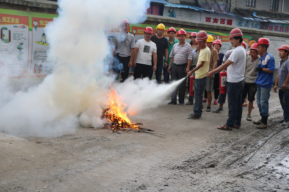 福建易順建筑工程有限公司“東升商城”工程2017年度《安全生產月》消防、救援應急演練