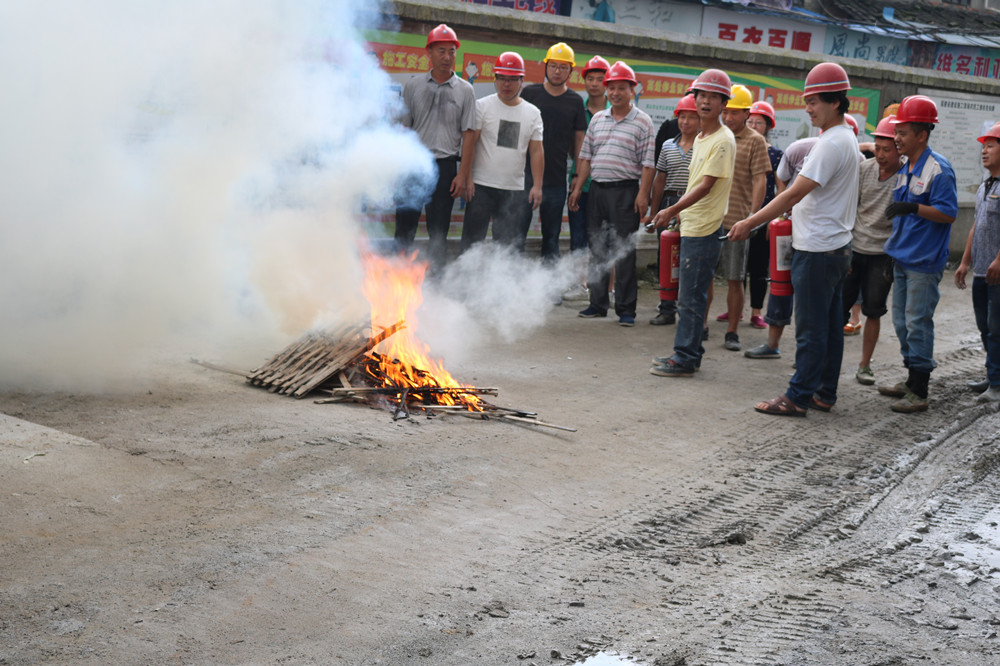 福建易順建筑工程有限公司“東升商城”工程2017年度《安全生產月》消防、救援應急演練