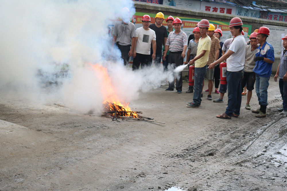 福建易順建筑工程有限公司“東升商城”工程2017年度《安全生產月》消防、救援應急演練