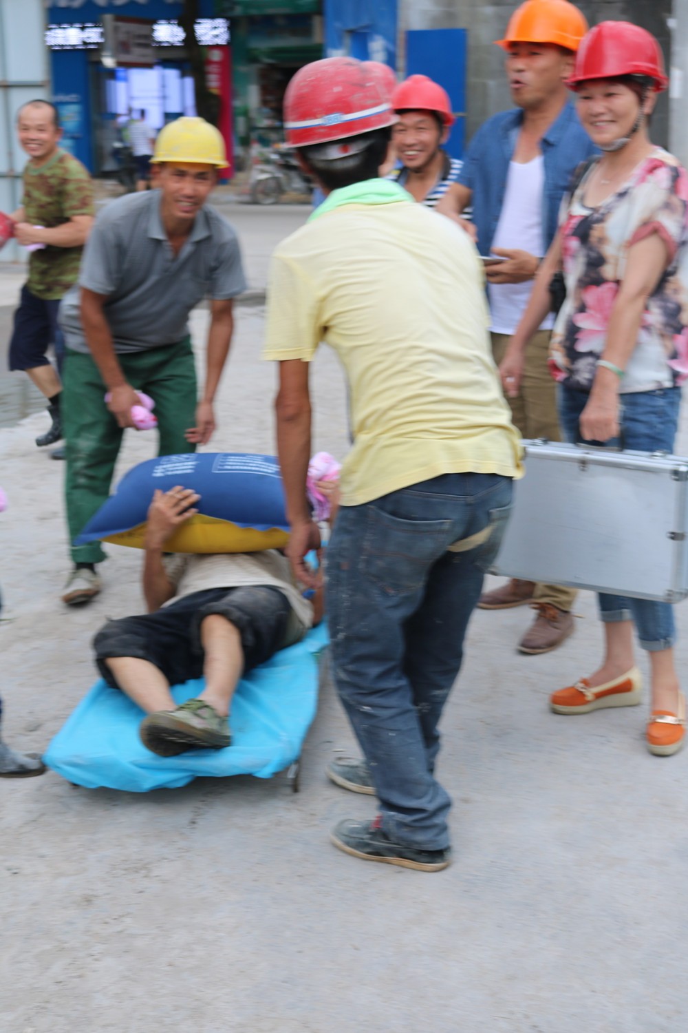 福建易順建筑工程有限公司“東升商城”工程2017年度《安全生產月》消防、救援應急演練