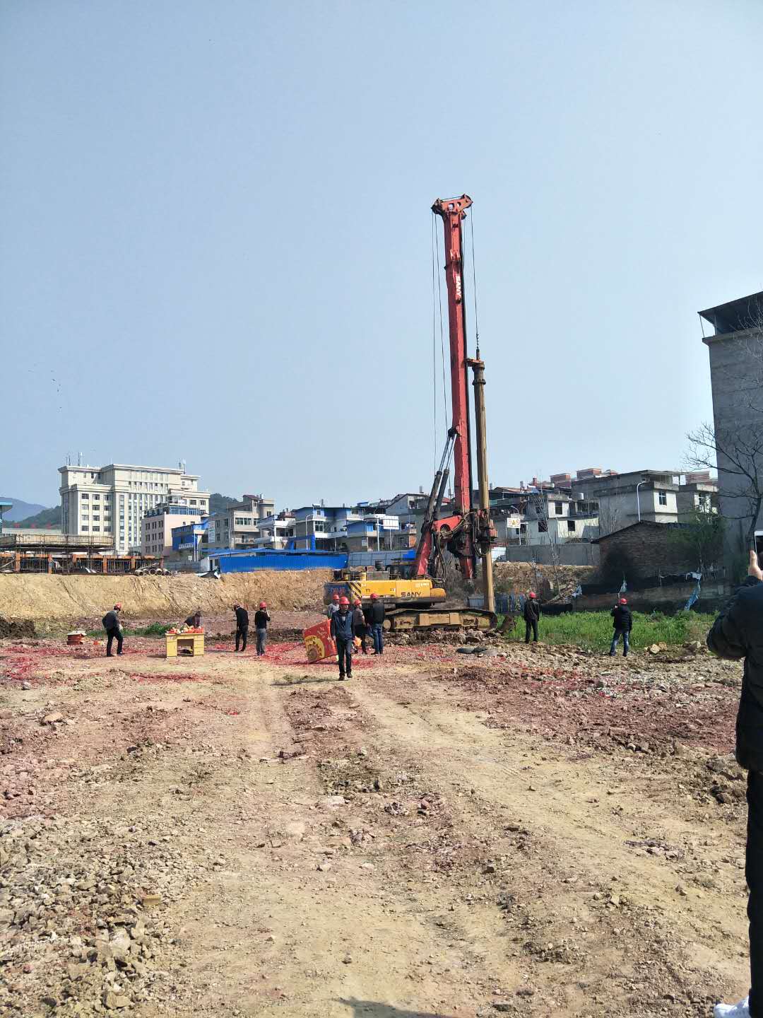 祝賀福建易順建筑工程有限公司承建的松溪縣工農路農貿市場及安置房綜合體項目工程開機儀式