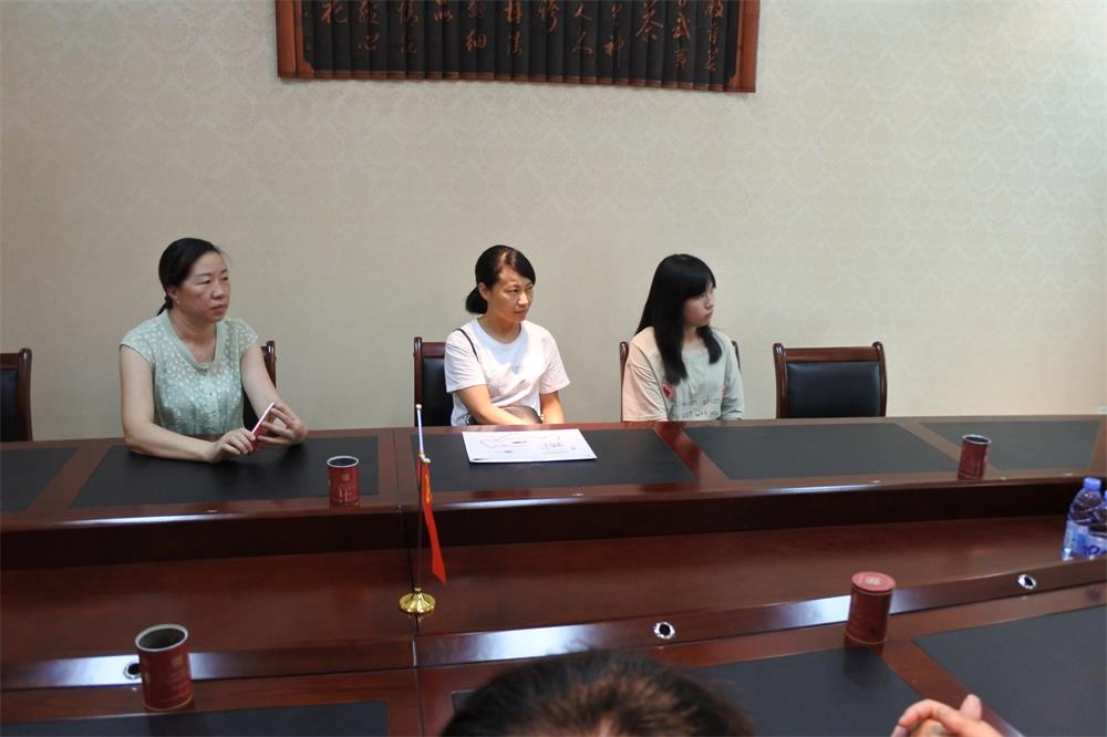 知識改變人的命運，公司職工子女考上大學 單位頒發(fā)助學金