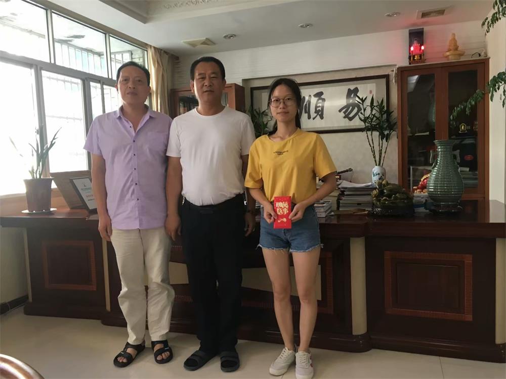 知識改變人的命運，公司職工子女考上大學 單位頒發(fā)助學金