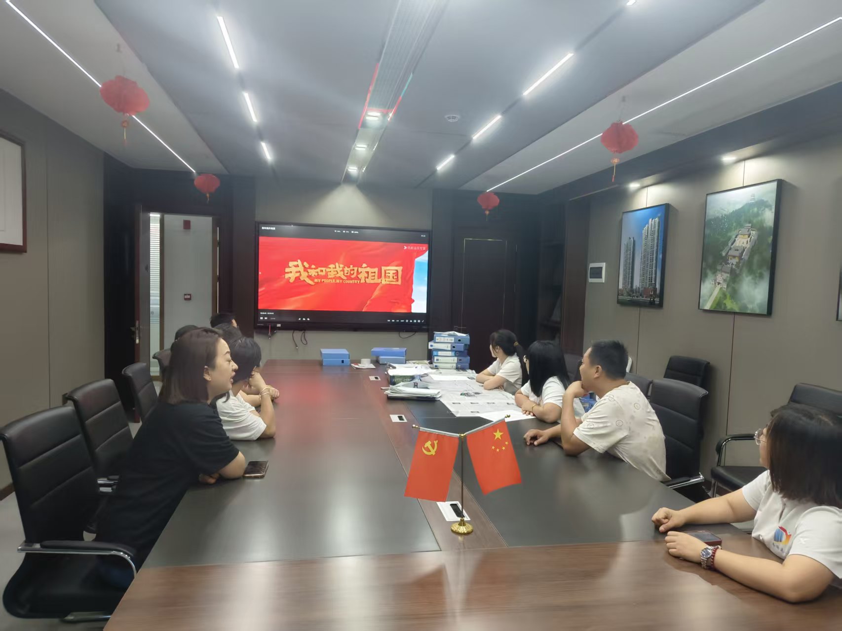 賡續紅色血脈，凝聚奮進力量 —— 易順建工集團黨支部國慶觀影《我和我的祖國》